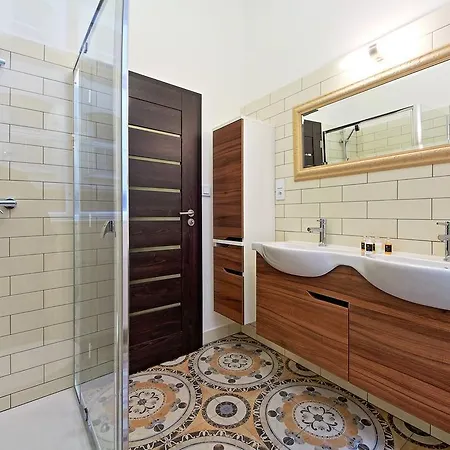 Deluxe Apartment *